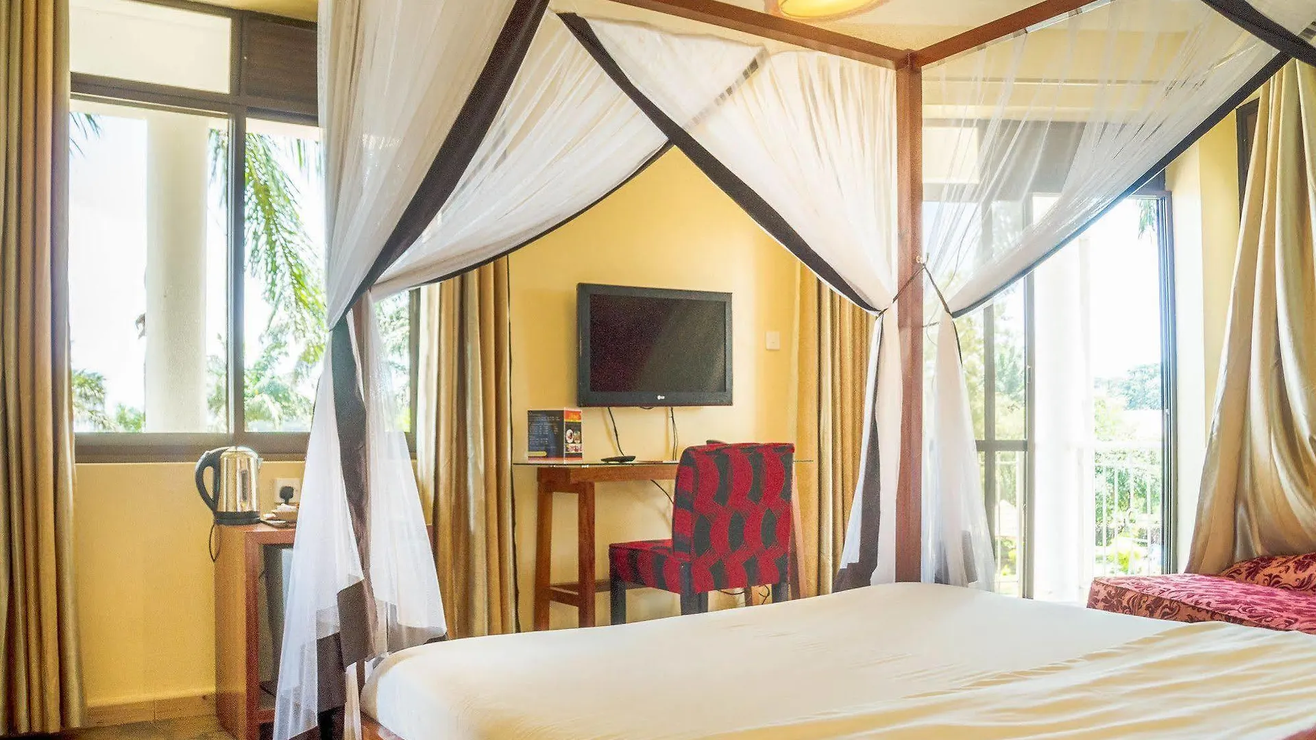 2 Friends Beach Hotel Entebbe 4*,